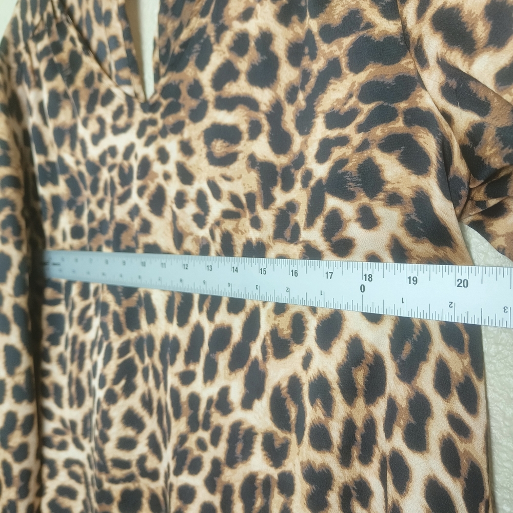 Vince Camuto Satin leopard print blouse Women's size M High neck Lightweight - Picture 4 of 16